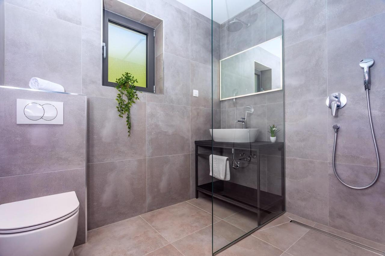 Villa Belvedere With Heated Pool, Billiards, Media Room, Sea Views,10 Pax Омиш Экстерьер фото