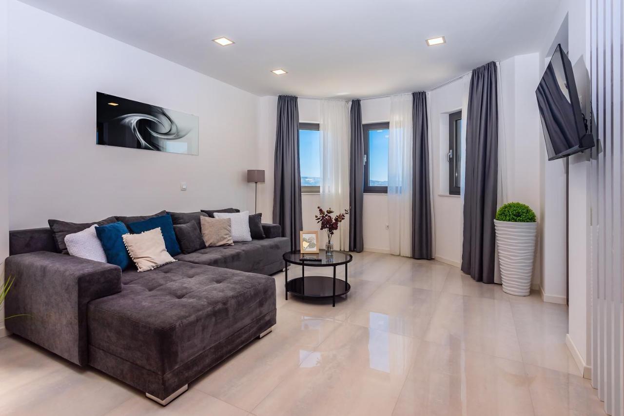 Villa Belvedere With Heated Pool, Billiards, Media Room, Sea Views,10 Pax Омиш Экстерьер фото