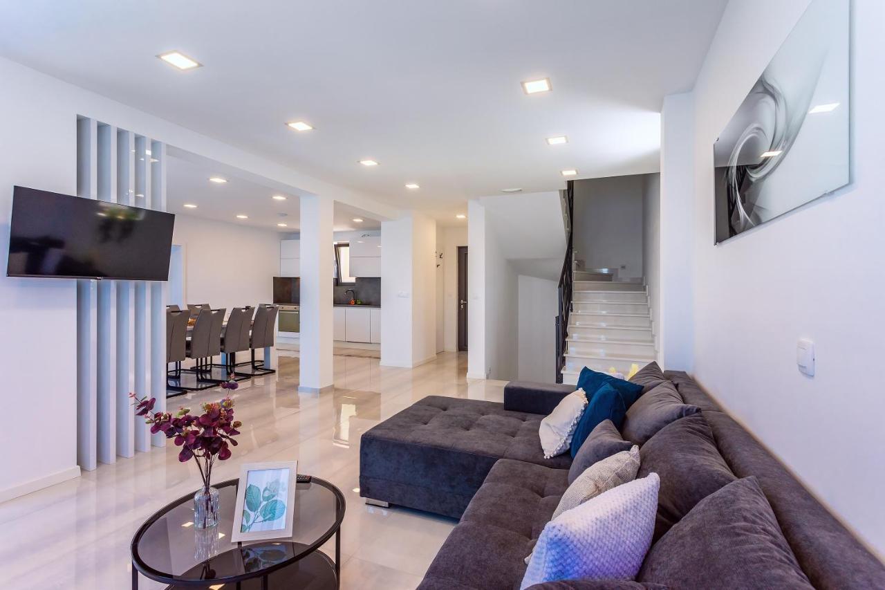 Villa Belvedere With Heated Pool, Billiards, Media Room, Sea Views,10 Pax Омиш Экстерьер фото