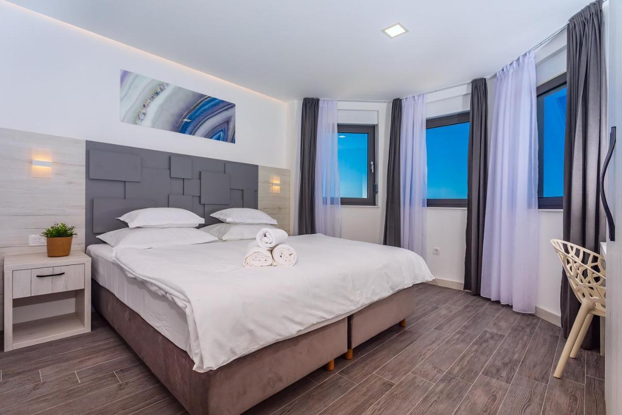 Villa Belvedere With Heated Pool, Billiards, Media Room, Sea Views,10 Pax Омиш Экстерьер фото