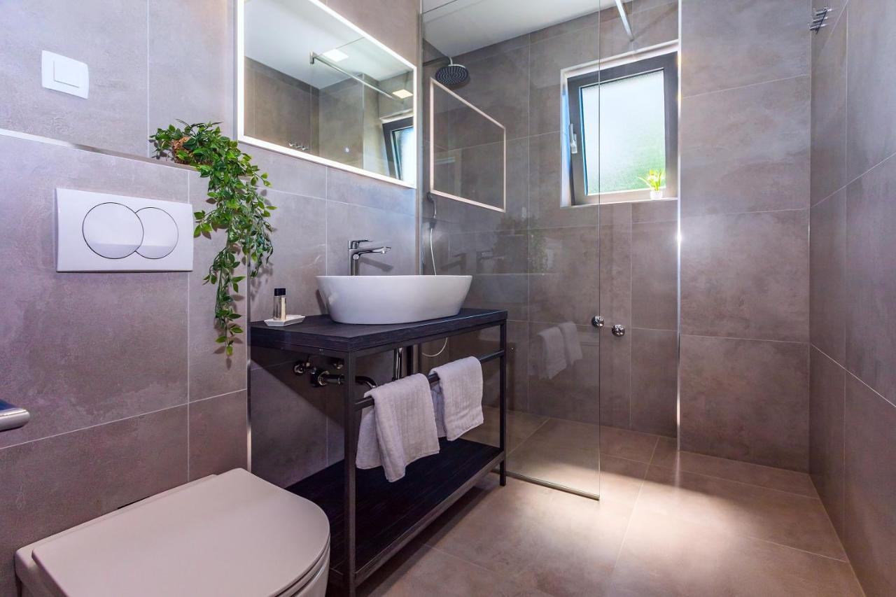 Villa Belvedere With Heated Pool, Billiards, Media Room, Sea Views,10 Pax Омиш Экстерьер фото