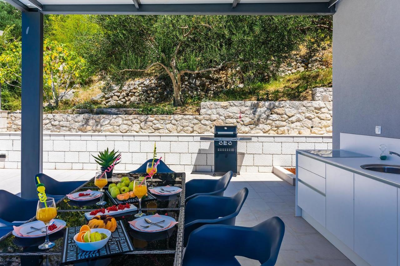 Villa Belvedere With Heated Pool, Billiards, Media Room, Sea Views,10 Pax Омиш Экстерьер фото